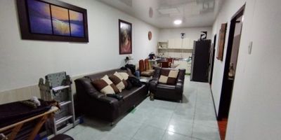 ? Venta de Casa con Renta en Minitas, Manizales | Casa en Venta

¡Increíble oportunidad de inversión en el sector de Minitas! Esta casa de 3 pisos, con una excelente rentabilidad, te ofrece la posibilidad de generar ingresos desde el primer día. Ideal para quienes buscan una propiedad con varias opciones de alquiler en una zona residencial y tranquila.

? Distribución por Pisos:

Piso 1:


 Local comercial generando $600.000 mensuales.
 Apartaestudio de 2 ambientes, con sala-comedor, cocina, zona de ropas y baño ($500.000 de renta).
 Apartamento de 2 habitaciones, 1 baño, sala-comedor, cocina semi integral, patio de ropas y pisos en cerámica ($900.000 mensuales).


Piso 2:


 Dos apartamentos de 2 habitaciones, sala-comedor, cocina, zona de ropas y 1 baño. Uno rentado en $800.000 y el otro en $850.000 mensuales.


Piso 3:


 Dos apartamentos de 2 habitaciones, sala-comedor, cocina, zona de ropas. Uno rentado en $700.000 y el otro en $900.000 mensuales.


? Comodidades Adicionales:


 La propiedad cuenta con 2 parqueaderos descubiertos, perfectos para los residentes o arrendatarios.
 Estrato 3, lo que la convierte en una opción económica y accesible para los inquilinos.


? Oportunidad de Inversión: Con una casa libre de hipotecas y una excelente ubicación, esta propiedad te asegura ingresos constantes gracias a sus múltiples opciones de arrendamiento. ¡Una oportunidad única para inversionistas!

No pierdas la oportunidad de adquirir esta casa con renta en una de las zonas más tranquilas de Manizales. ¡Contáctanos para más detalles y agenda una visita!


