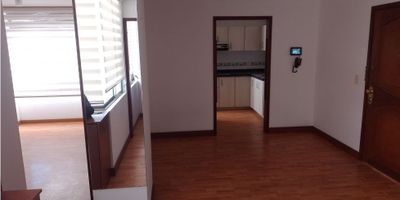 Apartamento en Venta en Alta Suiza, Manizales

¡Tu Nuevo Hogar en Alta Suiza te Espera!

Aprovecha esta increíble oportunidad de adquirir un acogedor apartamento en una de las zonas más deseadas de Manizales. Este apartamento es perfecto para parejas, pequeñas familias o inversionistas que buscan una propiedad en una ubicación privilegiada.

Detalles de la Propiedad:


 Área Construida: 54.7 m²
 Habitaciones: 2
 Baños: 1
 Estrato: 5
 Piso: 4


Características y Comodidades:

Diseño y Espacios Funcionales: Este apartamento cuenta con dos habitaciones, cada una equipada con clósets empotrados, brindando el espacio necesario para todas tus pertenencias. El baño en la habitación principal añade un toque de privacidad y confort.

Cocina Integral: La cocina integral está diseñada para ofrecer funcionalidad y estilo, equipada con un calentador para tu comodidad.

Conectividad y Seguridad: El apartamento está equipado con citófono con audio y video, y un sistema de circuito cerrado de TV, proporcionando seguridad y tranquilidad. Aunque no cuenta con vigilancia permanente, la tecnología asegura un ambiente seguro.

Acabados y Detalles: El suelo de madera y las instalaciones eléctricas modernas aseguran un ambiente cálido y acogedor. Además, el acceso a servicios como agua, gas domiciliario y video por cable están garantizados.

Ubicación Inmejorable: Situado en el corazón de Alta Suiza, el apartamento está cerca de centros comerciales, colegios (como el Colegio de Redentoristas), universidades y zonas comerciales. La excelente conectividad con el transporte público facilita el desplazamiento a cualquier punto de la ciudad.

Oportunidad de Inversión: Esta propiedad, además de ser un hogar ideal, representa una excelente oportunidad de inversión debido a su ubicación estratégica y la alta demanda de la zona.

Precio de Venta: Consultar

¡No dejes pasar esta oportunidad única de adquirir un apartamento en Alta Suiza! Contáctanos hoy mismo para