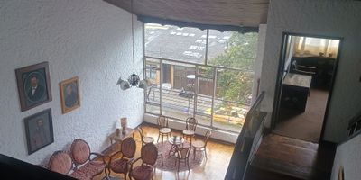 ¡Casa en Venta en Arboleda, Manizales! ?✨

Vive en una de las zonas más exclusivas de Manizales con esta espectacular casa, perfecta para quienes buscan amplitud, elegancia y confort. Su diseño ofrece espacios independientes y bien iluminados, ideales para disfrutar en familia.

Espacios y Comodidades: Con 4 habitaciones, 3 baños completos y un baño auxiliar, esta casa te brinda comodidad en cada rincón. La sala doble, el estudio y la chimenea crean un ambiente cálido y acogedor. Además, cuenta con comedor independiente y auxiliar en la cocina.

Zonas Exteriores: Disfruta del jardín en la entrada, un patio de ropas cubierto y un patio adicional para múltiples usos. Su excelente iluminación y ventilación hacen de este hogar un espacio fresco y armonioso.

Detalles y Oportunidad de Expansión: Los acabados en cerámica, mármol y madera resaltan su elegancia. Además, tienes la posibilidad de ampliación hacia la Paralela, brindando aún más potencial a esta propiedad.

Ubicación Privilegiada: Situada en el prestigioso sector de Arboleda, cerca de comercios, colegios y zonas verdes. Un hogar que combina exclusividad y funcionalidad.

¡No dejes pasar esta oportunidad! Contáctanos para más información y agenda tu visita. ??


 
