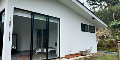 Casa campestre en Vereda Arenillo con lote de 2328 m2

Oportunidad de desconectarse del ruido y disfrutar de un hogar campestre rodeado de naturaleza y con chimenea para los días fríos.
Ideal para familias que buscan amplios espacios funcionales en un entorno tranquilo.

Descripción de la propiedad
Esta casa ofrece tres habitaciones y tres baños para su conveniencia además de un cuarto de servicio con baño independiente. La habitación principal incluye vestier para mayor comodidad. La cocina integral comunica con la zona de ropas y se acompaña de una chimenea que realza el ambiente mientras la vista verde envuelve cada espacio.

Descripción del entorno y acceso
La propiedad incluye un lote adicional de 2328 m2 con amplias zonas verdes y jardines que potencian el contacto con la naturaleza. Dispone de conexiones de gas domiciliario hasta la entrada del condominio y utiliza gas de pipa actualmente. Cuenta con servicios de electricidad y agua y goza de una ubicación privilegiada en zona campestre de Manizales.

Contáctanos
Escríbenos por WhatsApp para recibir mayor información sobre esta casa campestre y coordinar una visita personalizada. Nuestro equipo te acompañará en cada paso para hacer realidad tu proyecto de vida rural.


 
