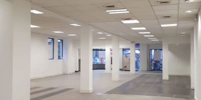 ? ¡Venta de Edificio con Locales en el Centro de Manizales!

Invierte en una propiedad estratégica con alto potencial comercial en una de las zonas más transitadas de Manizales. Este edificio ofrece una excelente rentabilidad y ubicación privilegiada sobre la emblemática Calle 23.

? Espacios y Distribución: Con un área de terreno de 709 m² y una privada de 376 m², esta propiedad cuenta con múltiples espacios comerciales ideales para diferentes tipos de negocios.

? Rentabilidad Comprobada:


 Local principal: 376 m², con rampas de acceso y una renta de $22 millones.
 Local secundario: Antiguo garaje, ubicado sobre la calle, renta de $800 mil.
 Segundo nivel: 2 restaurantes con una renta combinada de $5.9 millones.


? Comodidades y Servicios:


 7 baños para la comodidad de empleados y clientes.
 Cocina semi integral con gabinetes y muebles adicionales.
 Pisos en cerámica para fácil mantenimiento.
 Balcón con vista exterior.
 Servicios de agua, electricidad y gas domiciliario.
 Planta eléctrica para respaldo energético.


? Ubicación Estratégica:


 Sobre la Calle 23, en plena zona comercial.
 Cerca de centros médicos, colegios y universidades.
 A pocos minutos de centros comerciales.
 Fácil acceso al transporte público y vías pavimentadas.
 Adaptado para personas con movilidad reducida.


Oportunidad única de inversión en una de las mejores zonas comerciales de Manizales. ¡Contáctanos para más información y agenda tu visita hoy mismo! ?


 
