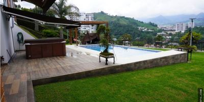 ? ¡Casa Campestre de Lujo en Venta en El Trébol, Manizales!

Descubre esta impresionante casa campestre, ubicada en la exclusiva zona de El Trébol, Manizales. Ideal para aquellos que buscan un estilo de vida lujoso y rodeado de naturaleza.

? Espacios Amplios: Con un área de terreno de 980 m² y un área privada de 645 m², esta magnífica propiedad ofrece una distribución perfecta en cinco niveles, diseñada para brindar el máximo confort y elegancia.

Piso 1:


 Piscina y jacuzzi para relajarte y disfrutar con familiares y amigos.
 Cocina y área de BBQ, ideal para reuniones sociales.
 2 baños, área de juegos para niños, cuarto de máquinas para la piscina y una habitación de herramientas.
 Pequeña bodega ubicada debajo de las escaleras, perfecta para almacenamiento adicional.


Piso 2:


 Corredor que conecta las áreas de este nivel.
 Sala de estar y balcón con vistas panorámicas.
 Una habitación sin baño y un baño completo.
 Segunda habitación y una sala de juegos equipada con mesa de billar para el entretenimiento.


Piso 3:


 Habitación principal con sala privada, baño con tina y balcón, y un amplio clóset.
 Otra habitación con baño completo.
 Sala, sala comedor, y cocina principal integral equipada con extractor de olores, horno y despensa.


Piso 4:


 Cuarto de ropas y una habitación auxiliar con baño completo.
 Baño social cerca de la entrada, proporcionando comodidad para las visitas.


Piso 5:


 Oficina o estudio, perfecto para trabajar desde casa.
 Baño social y una habitación destinada para gimnasio.
 Terraza con vistas impresionantes hacia La Enea, La Florida y el aeropuerto.
 Dos entradas: una principal y otra para el parqueadero cubierto con capacidad para dos carros y una zona de parqueo descubierto para otros dos vehículos.


? Características Adicionales:


 La propiedad cuenta con escaleras alrededor y una habitación que puede ser adaptada para incluir un baño y convertirse en un apartaestudio.
 Espaci