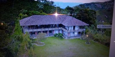 ¡Casa Campestre en Venta en El Arenillo, Manizales! ??

Vive rodeado de naturaleza en esta espectacular casa quinta, ideal para quienes buscan amplitud, tranquilidad y comodidad en un entorno campestre.

Espacios y Comodidades: Con 900 m² construidos, esta propiedad ofrece 6 amplias habitaciones, 2 baños y una cocina semi-integral. Perfecta para disfrutar en familia o como inversión para turismo rural.

Amplias Zonas de Parqueo: Cuenta con espacio para 7 vehículos, garantizando comodidad y facilidad de acceso para residentes y visitantes.

Ubicación Privilegiada: Situada en el sector de El Arenillo, un entorno natural y tranquilo, con excelente conectividad a Manizales.

Si buscas una casa de campo con amplios espacios y un ambiente inigualable, ¡esta es tu oportunidad! Contáctanos para más información y agenda tu visita. ??
