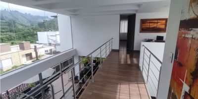 Casa en venta en La Florida Villamaría

Oportunidad para quien busca una casa amplia con luz natural y espacios generosos en conjunto cerrado. Con 290 m2 construidos distribuidos en dos salas comedor y comedor independiente el diseño favorece la convivencia y el descanso. Los acabados en porcelanato y los balcones y terrazas amplían la experiencia de vida al aire libre.

Descripción de la propiedad

Esta casa cuenta con tres alcobas con closet y dos vestieres, cuatro baños, estudio para trabajo o lectura, cocina integral equipada con gas domiciliario y calentador, zona de ropas y patio con acceso directo a la ventilación, dos balcones y dos terrazas perfectos para el relax, portería, garaje cubierto y bahía de parqueo, además de salón social.

Descripción del entorno y acceso

El conjunto cerrado ofrece vigilancia permanente y acceso pavimentado en zona residencial de Villamaría con rápido acceso a vías principales y transporte público cercano. El entorno tranquilo con áreas verdes está a pocos minutos de servicios comerciales y educativos.

Contáctanos

Escríbenos por WhatsApp para agendar tu visita y recibir asesoría personalizada para hacer tuya esta oportunidad de inversión o nuevo hogar. Nuestro equipo está listo para atender tus dudas y acompañarte en cada paso.
