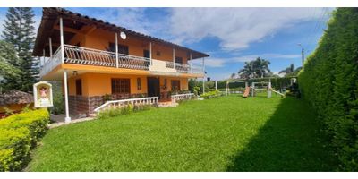 VENTA DE FINCA EN QUIMBAYA, QUINDÍO

? Área Terreno: 2800 M2

?️ Alcobas: 6

? Baños: 3

? Estrato: Rural

¡Descubre esta espectacular finca en Quimbaya, Quindío, que ofrece un verdadero oasis de tranquilidad y confort!

Características destacadas:


 Baño auxiliar
 Clósets en todas las habitaciones
 Cocina integral con comedor auxiliar
 Gas domiciliario para mayor comodidad
 Suelo de cerámica / mármol
 Zona de lavandería
 Cerca de zona urbana para fácil acceso
 Garaje para estacionamiento seguro
 Kiosko para disfrutar del aire libre
 Piscina para relajarse y refrescarse
 Cerca de transporte público
 Zona residencial con amplias zonas verdes


Esta finca de dos niveles cuenta con amplias áreas, incluyendo 6 habitaciones, 3 baños, sala, comedor, terraza/zona de ropas, y casa agregada. El piso en cerámica brinda un aspecto fresco y moderno a los espacios.

Además, cuenta con una sala de herramientas y la opción de permuta hasta el 50% del valor de la propiedad. ¡No pierdas la oportunidad de adquirir este maravilloso lugar, que además cuenta con un tanque de agua para tu tranquilidad!
