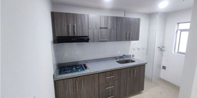 Venta Apartamento en Alcázares, Manizales | Venta Apto

Descubre este apartamento en la zona de Alcázares, Manizales, con una excelente ubicación, amplio e iluminado, que combina comodidad y funcionalidad.

La propiedad cuenta con 2 alcobas, 1 closet y 1 baño, junto a un salacomedor y una cocina integral, pensados para un estilo de vida moderno. Además, dispone de zona de ropas y pisos en cerámica que facilitan el mantenimiento.

Disfruta de dos terrazas, de 46 m² y 52 m², que brindan un espacio exterior único para relajarte y compartir. La seguridad se refuerza con video portería, mientras que el garaje cubierto y el parqueadero con espacio para un cuarto útil ofrecen mayor practicidad.

Con acometida de gas natural, este apartamento se adapta a diferentes opciones de venta, incluyendo la posibilidad sin parqueadero por 160 millones. Con un área construida de 98 m², es la opción perfecta para quienes buscan vivir en un entorno cómodo y bien ubicado en Manizales.
