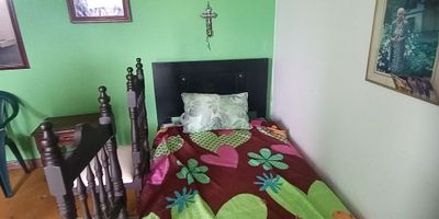 Casa en Venta en La Pradera, Villamaría

Acogedora y funcional, esta casa en La Pradera es ideal para quienes buscan un espacio tranquilo y bien ubicado en Villamaría.

Distribución y Comodidades:


 
 Dos habitaciones, una con clóset.
 
 
 Un baño.
 
 
 Cocina sencilla.
 
 
 Gas domiciliario.
 
 
 Zona de ropas y terraza.
 
 
 Pisos en mineral.
 
 
 Bahía de parqueo.
 


Ubicación y Accesibilidad:
Situada en un sector con buenas vías de acceso y cercanía a transporte público y servicios esenciales.

¡Contáctanos para más información y agenda tu visita!
