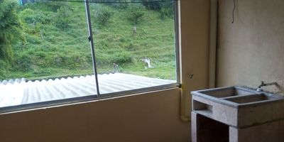 ? Casa en Venta en Mirador de las Lomas, Villamaría

¡Oportunidad de inversión en una zona tranquila y segura de Villamaría! Esta propiedad es ideal para quienes buscan generar ingresos por alquiler y disfrutar de un hogar acogedor al mismo tiempo.

? Espacio y Versatilidad: Con un terreno de 54 m² y un área construida de 162 m², esta casa está dividida en tres unidades: dos apartamentos listos para rentar y uno perfecto para habitar. Cada apartamento cuenta con pisos en cerámica, un baño completo y dos alcobas que reciben abundante luz natural, creando espacios luminosos y acogedores.

? Entorno Agradable: Ubicada en una zona residencial rodeada de parques y áreas verdes, esta casa ofrece un entorno tranquilo, ideal para disfrutar de la vida en familia. Además, se encuentra cerca de todo lo necesario para el día a día, incluyendo transporte público y zonas comerciales.

? Comodidades Adicionales: La propiedad incluye un garaje y un parqueadero para visitantes, lo que añade un gran valor, especialmente para aquellos que buscan comodidad y seguridad.

? Inversión Inteligente: Esta casa no solo es un hogar cómodo, sino también una excelente opción de inversión en una zona de creciente demanda, donde la seguridad y la accesibilidad son un gran plus.

¡No dejes pasar esta oportunidad de adquirir una propiedad que combina comodidad y potencial de renta! Contáctanos para más detalles y para agendar una visita.
