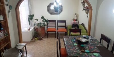 Venta casa en villa cafe. manizales de 2 niveles cuenta con 3 habitaciones, 3 closet, 1 estudio, 3 baños, cocina sencilla, gas, calentador, terraza/zona de ropas, piso en general en ceramica, sala, comedor y garaje cubierto. Area construida Aprox 140mts2
