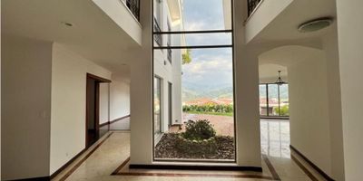 Venta casa campestre el trebol, manizales de 2 niveles conjunto cerrado cuenta con 4 habitaciones, 2 closet, 5 baños, 2 sala, 1 comedor gas, patio, calentador, cocina integral, zona de ropas, 2 estudios, piso en general ceramica, piso en la sala madera, bodega, garaje cubierto 2 vehiculos, garaje descubierto para 4 vehiculos, circuito cerrado de camara, vigilancia,  y porteria 24hrs. Area construida 500mts2
