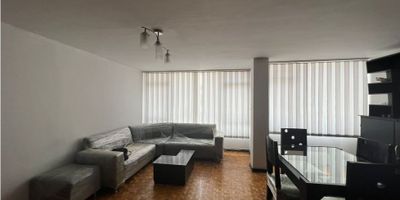 Espectacular Apartamento en Venta en Versalles: Lujo y Comodidad en una Ubicación Privilegiada

Descubre el encanto y la comodidad de este espectacular apartamento en venta en Versalles. Con una superficie privada de 174 metros cuadrados y una distribución cuidadosamente diseñada, esta propiedad ofrece un oasis de lujo y confort para toda tu familia.

Características Destacadas:


 5 Habitaciones: Espacio generoso para la familia y visitantes.
 3 Baños: Incluye baño auxiliar y baño en la habitación principal para mayor comodidad.
 Garaje: Protege tu vehículo con seguridad.
 Vista Panorámica: Disfruta de vistas impresionantes desde la comodidad de tu hogar.
 Muy Iluminado: Ventanas amplias que permiten la entrada de luz natural.
 Excelentes Acabados: Detalles de calidad que realzan la elegancia de cada espacio.


Comodidades Adicionales:


 Armarios Empotrados: Espacio de almacenamiento conveniente y organizado.
 Calentador y Gas Domiciliario: Para un ambiente cálido en todo momento.
 Gimnasio: Mantén un estilo de vida activo sin salir de casa.
 Parqueadero para Visitantes: Comodidad para tus invitados.
 Parques Cercanos: Perfectos para paseos tranquilos y actividades al aire libre.


Con una ubicación privilegiada en una zona muy segura y exclusiva de la ciudad, este apartamento ofrece fácil acceso al transporte público y está cerca de centros comerciales, colegios y universidades. ¡No dejes pasar la oportunidad de hacer de este magnífico apartamento tu nuevo hogar en Versalles!

¡Contáctanos hoy mismo para más información y agendar una visita!
