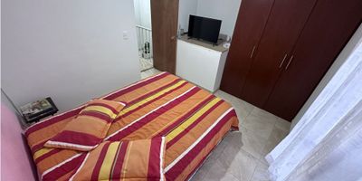 ? Venta Casa en Puertas del Sol, Manizales | Casa con Parqueadero en Venta

¡Oportunidad única de adquirir esta hermosa casa de dos niveles en Puertas del Sol! Diseñada para ofrecer confort y funcionalidad, esta propiedad es perfecta para quienes buscan un hogar en una zona tranquila y bien conectada de Manizales.

?️ Características Principales:


 Habitaciones: 3 cómodas habitaciones, todas con excelente iluminación natural.
 Baños: 2 baños completos, incluyendo un baño en la habitación principal.
 Sala-Comedor: Espaciosa y acogedora, ideal para reuniones familiares.
 Cocina: Semi integral, con gabinetes modernos y espacio optimizado.
 Pisos: Elegantes suelos en cerámica/mármol que brindan un ambiente sofisticado.
 Patio de Ropas: Área funcional para lavandería y almacenamiento.
 Garaje: Espacio privado para un vehículo.


? Comodidades y Entorno: Esta casa cuenta con armarios empotrados, doble ventana para una mejor ventilación y aislamiento, y un calentador para mayor comodidad. Situada en una vivienda unifamiliar, en una zona residencial tranquila pero cercana a áreas comerciales.

? Ubicación: Ubicada en una zona segura de Puertas del Sol, la casa tiene acceso pavimentado y está cerca de centros comerciales, colegios, universidades y un gimnasio. Además, su ubicación sobre una vía principal facilita el acceso al transporte público, haciendo de esta propiedad una excelente opción para quienes buscan comodidad y conveniencia en su día a día.

¡No dejes pasar esta oportunidad! Contáctanos para más detalles y para programar una visita.
