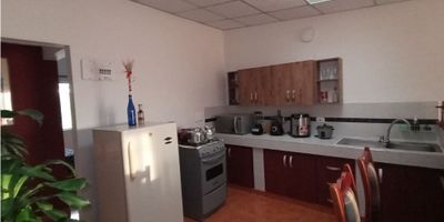 Venta Casa con Renta en Aranjuez, Manizales | Casas en Venta

Descubre esta casa en Aranjuez, Manizales, con amplios espacios y excelentes posibilidades de renta. Con un área construida de 230 m², la propiedad cuenta con 4 alcobas, estudio, sala comedor, cocina semi integral, patio y pisos en cerámica.

La distribución es la siguiente:

Nivel 1:
Cuenta con una cocina sencilla, 2 habitaciones, un patio, sala comedor, un espacio reducido y garaje.

Nivel 2:
Dispone de 2 habitaciones, cocina sencilla equipada con gas y calentador, 1 baño, un amplio patio, estudio y balcón.

Una opción ideal para quienes buscan invertir en un inmueble con potencial de renta o disfrutar de un hogar espacioso y funcional en Aranjuez, Manizales.
