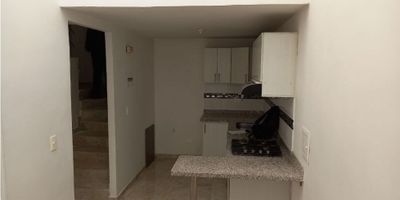 Casa en Venta en Conjunto Cerrado en Villamaría

Ideal para familias, esta casa de 104 m2 y dos niveles se encuentra en un tranquilo conjunto cerrado en Villamaría. Una excelente oportunidad para vivir con comodidad, seguridad y espacios para el esparcimiento.

 

Descripción de la propiedad

La casa ofrece una distribución funcional que incluye cuatro habitaciones, un estudio y dos baños. Los espacios se complementan con un balcón, patio y zona de ropas, todo con acabados en piso de cerámica.

Su cocina es integral y cuenta con servicio de gas natural y calentador. Para mayor comodidad, la propiedad dispone de un garaje cubierto y una bahía de parqueo exterior.

 

Descripción del entorno y acceso

El conjunto cerrado brinda un ambiente seguro para toda la familia, con servicio de portería y zonas recreativas como canchas de juegos. Su ubicación en Villamaría garantiza un entorno residencial tranquilo.

 

Contáctanos

Si esta casa se ajusta a las necesidades de tu familia, escríbenos a nuestro WhatsApp para agendar una visita. Estamos listos para mostrarte el que podría ser tu próximo hogar.
