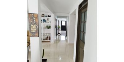 Casa en venta en Barrio Obrero, Manizales

Disfruta de una vida llena de espacio, comodidad y tranquilidad en esta acogedora casa de 143 m² en el tradicional Barrio Obrero de Manizales.

Esta casa te ofrece:


 3 habitaciones perfectas para el descanso y la privacidad de tu familia.
 2 baños completos, uno de ellos en la habitación principal para mayor comodidad.
 Cocina integral funcional, ideal para preparar deliciosas comidas y compartir momentos en familia.
 Amplia sala comedor con ventanales que permiten la entrada de luz natural, creando un ambiente cálido y agradable.
 Estudio o biblioteca para trabajar o realizar tus hobbies.
 Patio privado para disfrutar del aire libre y la naturaleza.
 Garaje para tu vehículo.


La casa también cuenta con:


 Acceso pavimentado para mayor facilidad de llegada.
 Ubicación estratégica cerca de colegios, universidades, transporte público y zonas residenciales.


Esta casa es ideal para:


 Familias que buscan un espacio amplio y cómodo para vivir.
 Personas que buscan una buena inversión en un sector tradicional de Manizales.
 Personas que buscan una casa con todas las comodidades para disfrutar de una vida plena.


Contáctanos hoy mismo y agenda una visita.


