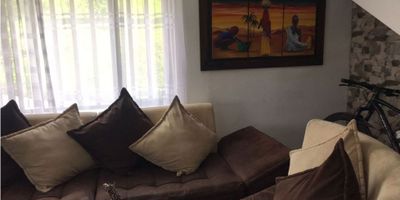 ? Casa con Renta en Venta en Peralonso, Manizales

¡Increíble oportunidad de inversión en Peralonso, Manizales! Esta casa de tres niveles combina comodidad y rentabilidad, ideal para quienes buscan un hogar con ingresos adicionales.

? Espacios Amplios y Luminados: Con un área privada de 150 m², la casa cuenta con 3 habitaciones amplias y 2 baños, ofreciendo un espacio cómodo para la vida familiar. La sala-comedor se integra en un ambiente acogedor y bien iluminado, con acabados en cerámica que realzan cada espacio.

?️ Cocina Integral y Comodidades: La cocina integral está equipada para satisfacer las necesidades diarias, mientras que los pisos en cerámica añaden un toque moderno y elegante al hogar.

? Inversión con Renta: La propiedad incluye un apartamento independiente con 1 habitación, 1 baño con división de vidrio templado, sala y cocina semi integral, lo que permite generar ingresos adicionales de manera constante.

? Comodidad y Seguridad: La casa dispone de un garaje, asegurando comodidad y seguridad para tu vehículo. Además, está ubicada en una zona segura de estrato 2, con fácil acceso a transporte público, lo que facilita la movilidad.

? Ubicación Estratégica: Situada en Peralonso, una zona tranquila y bien conectada, esta casa es ideal para quienes buscan un lugar para vivir mientras generan ingresos adicionales.

¡No dejes pasar esta oportunidad de adquirir una casa con renta en una excelente ubicación en Manizales! Contáctanos para más detalles y agenda una visita hoy mismo.
