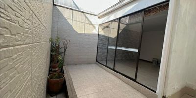Se vende espectacular casa de dos niveles en Palermo. Consta de 3 habitaciones, 3 baños, sala, comedor, cocina integral, pisos en ceramica,  patio de ropas, garaje, muy iluminada y con excelentes acabados. Con excelente ubicacion en zona muy segura y tiene facil acceso a transporte publico.
