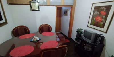 ¡Oportunidad de inversión en Linares, Manizales!

¿Buscas una propiedad con renta en una zona estratégica de Manizales?

Esta espectacular casa de dos niveles en Linares te ofrece la oportunidad de generar ingresos y vivir en una zona tranquila y segura.

Características:


 Dos apartamentos independientes:

 
  Cada uno con 3 habitaciones.
  1 baño completo.
  Sala comedor para compartir en familia.
  Cocina sencilla para preparar tus comidas.
  Pisos en cerámica y madera para mayor comodidad.
  Zona de ropas para tu lavandería.
 
 
 Excelente ubicación:
 
  Barrio Linares, reconocido por su tranquilidad y seguridad.
  Fácil acceso a transporte público para tu movilidad.
  Cercanía a centros comerciales, colegios, universidades, gimnasios, oficinas de negocios y parques.
 
 
 Ideal para:
 
  Inversionistas: Genera ingresos por alquileres con dos apartamentos independientes.
  Familias: Amplio espacio para vivir cómodamente.
 
 


No pierdas esta oportunidad de adquirir una propiedad con alto potencial de rentabilidad y plusvalía.

Contáctanos hoy mismo para agendar una visita y conocer más sobre esta increíble propiedad.
