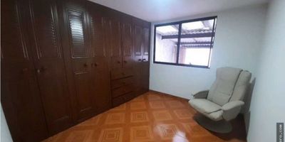 ? ¡Casa de Dos Pisos en Venta en La Toscana!

Descubre esta magnífica casa en La Toscana, Manizales, perfecta para quienes buscan espacio, comodidad y una ubicación estratégica. Con dos niveles bien distribuidos y todas las comodidades que necesitas, esta propiedad es ideal para tu familia.

? Espacios Amplios y Funcionales: Con un área construida de 129 m² y un terreno de 108 m², esta casa de dos pisos ofrece una distribución inteligente y funcional. Cuenta con una sala acogedora, comedor, cuatro habitaciones, dos baños y un estudio, brindando espacio suficiente para toda la familia.

?️ Comodidades y Equipamiento:


 Cocina Integral: Espaciosa y equipada para tus necesidades diarias.
 Calentador: Disfruta de agua caliente en todo momento.
 Doble Ventana: Para un mejor aislamiento acústico y térmico.
 Clósets: Dos clósets amplios para mayor almacenamiento.
 Piso en Cerámica: Fácil de limpiar y mantener.


?️ Espacios Adicionales:


 Zona de Ropas: Área destinada para la lavandería.
 Patio: Perfecto para disfrutar del aire libre o como espacio adicional de almacenamiento.


? Ubicación y Accesibilidad:


 Centros Comerciales Cercanos: Todo lo que necesitas a pocos minutos de tu hogar.
 Transporte Público Cercano: Fácil acceso a diferentes rutas de transporte para tu conveniencia.
 Entorno Tranquilo y Seguro: Ubicado en una zona residencial con todas las comodidades cercanas.


? Detalles Adicionales:


 Estrato: 4
 Piso: 2 niveles


¡No dejes pasar esta oportunidad única de adquirir una casa en La Toscana! Contáctanos hoy mismo para más información y para programar una visita. ¡Tu nuevo hogar te espera!


