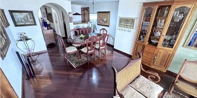 VENTA DE APARTAMENTO EN MANIZALES

¿Buscas comodidad y seguridad en un solo lugar? Este espectacular apartamento ubicado en la hermosa ciudad de Manizales, es tu mejor opción. Con un área construida de 115 m2, cuenta con todas las comodidades que necesitas para disfrutar de un estilo de vida único y placentero.

Imagina despertar cada mañana en una de sus 3 amplias y confortables alcobas, todas con armarios empotrados para guardar tus pertenencias de manera ordenada. Además, cada una cuenta con su propio baño privado, para que puedas tener la privacidad que mereces. La habitación principal cuenta con un baño en suite, garantizando tu mayor comodidad.

En este apartamento, no te faltará espacio para almacenar tus cosas, ya que también cuenta con un baño auxiliar, perfecto para recibir a tus visitas sin descuidar la privacidad de tu espacio íntimo.

La cocina integral es el lugar ideal para poner a prueba tus habilidades culinarias, ya que está completamente equipada con todo lo que necesitas para preparar tus platillos favoritos. Además, cuenta con una zona de lavandería para que puedas mantener tu ropa impecable sin salir de casa.


Se acepta permuta de máximo $280.000.000 (Prefreriblemente de 2 alcobas)


No pierdas la oportunidad de vivir en un lugar único y exclusivo como este. Contáctanos hoy mismo y haz de este apartamento tu nuevo hogar en Manizales.


