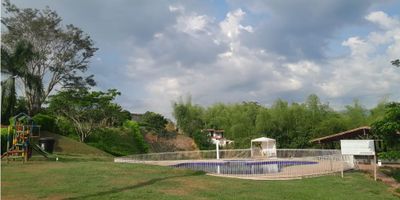 ¡Oportunidad Única! Lote en Conjunto Cerrado en Vereda Palermo

Ubicación: Km 47, Vereda Palermo

Detalles del Lote:


 Área Privada: 1004 m²
 Estrato: Rural


Características Destacadas:


 Terreno Ondulado en Conjunto Cerrado
 Zona Social con 2 Piscinas
 Amplios Espacios Verdes
 Ideal para Construir una Vivienda de 2 Niveles
 Potencial para 4 Alcobas
 Diseño Moderno con Posibilidad de Piscina Infinita
 Precio Negociable


Descripción:

Este lote ondulado, ubicado en un tranquilo conjunto cerrado en la Vereda Palermo, ofrece una oportunidad excepcional para construir la casa de tus sueños en un entorno natural y seguro. A tan solo 50 minutos de Manizales, este condominio brinda la combinación perfecta de tranquilidad y comodidad.

El conjunto cuenta con una zona social completa que incluye 2 piscinas, ideales para disfrutar de momentos de relax y diversión en familia. Además, sus amplios espacios verdes te brindan la posibilidad de conectar con la naturaleza y disfrutar de un estilo de vida tranquilo y saludable.

Con un área suficientemente amplia, este lote es perfecto para la construcción de una vivienda de 2 niveles con un diseño moderno y funcional. Imagina despertar cada día rodeado de paisajes naturales y disfrutando de una refrescante piscina sinfín en tu propio hogar.

¡No dejes pasar esta oportunidad de adquirir un lote con un potencial inigualable en un entorno privilegiado!


 

Contáctanos ahora para más información y asegura tu inversión en este maravilloso lugar. ?️?
