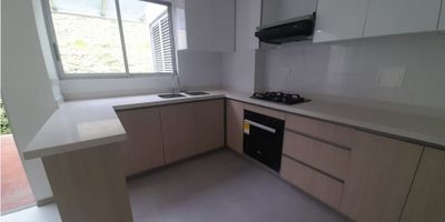 ? Casa Campestre en Venta en La Florida, Villamaría - ¡Tu Retiro de Ensueño en un Entorno Natural y Confortable!

Descubre esta encantadora casa campestre en venta en La Florida, Villamaría, que te ofrece la oportunidad de vivir en un entorno tranquilo y rodeado de naturaleza. Con un diseño moderno y comodidades excepcionales, esta propiedad es el lugar perfecto para disfrutar de la vida al máximo.

Características destacadas:


 Área Terreno: 60 M2
 Área Privada: 105 M2
 Habitaciones: 3
 Baños: 3
 Garaje: 2
 Estrato: 4


Esta hermosa casa campestre cuenta con:


 Sala de estar acogedora y luminosa.
 Tres amplias habitaciones, cada una con su propio clóset.
 Estudio para trabajar o estudiar desde casa.
 Cocina integral equipada con todos los electrodomésticos necesarios.
 Zona de ropas con espacio para lavadora y secadora.
 Pisos de cerámica y madera flotante que brindan un ambiente cálido y acogedor.


Además, el conjunto cerrado ofrece una amplia variedad de comodidades, incluyendo:


 Piscina para refrescarte en los días soleados.
 Zona húmeda para relajarte y disfrutar de un momento de spa.
 Zona de BBQ para reuniones familiares y con amigos.
 Cancha sintética y de juegos para la diversión de toda la familia.
 Gimnasio para mantenerte activo y saludable.
 Zona de camping, juegos infantiles y sendero ecológico para disfrutar de la naturaleza.


Con su excelente ubicación en un sector de estrato económico y vigilancia 24 horas, esta casa en La Florida es el lugar perfecto para disfrutar de una vida tranquila y cómoda junto a tu familia.

¡No pierdas la oportunidad de convertir esta casa en tu nuevo hogar! Contáctanos ahora mismo para más información y para agendar una visita. ¡Estamos aquí para ayudarte a hacer realidad tus sueños de vivir en un entorno campestre y confortable en La Florida, Villamaría!



Contáctanos ahora mismo para más detalles y agenda una visita. ?

 

—

También te puede interesar: 

Toca estos enl