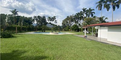 ? Venta Casa Campestre en Las Margaritas, Manizales | Casa de Lujo

Descubre esta espectacular casa campestre, un oasis de tranquilidad y confort en medio de la naturaleza. Perfecta para quienes buscan una vida exclusiva en un entorno verde, con todas las comodidades y acabados de lujo.

? Espacios Amplios y Funcionales:


 Área del terreno: 2642 m².
 Área privada: 600 m².
 4 habitaciones, todas con excelente iluminación y armarios empotrados.
 4 baños, con diseño moderno y funcional.


?️ Detalles de Lujo:


 Amoblada y lista para habitar (Nevera, 5 camas, dos camarotes, dos comedores, dos salas)
 Cocina con barra estilo americano, despensa y comedor auxiliar.
 Espacios diseñados para el confort, como el jacuzzi y la sala de usos múltiples.


? Entorno Natural:


 Jardines rodeados de árboles frutales.
 Áreas sociales con zona BBQ, perfecta para reuniones al aire libre.
 Espacios amplios para relajación y disfrute, incluyendo piscina, zonas verdes, juegos para niños, gimnasio y un área para camping.


?️ Ubicación y Conveniencia:


 Ubicada en una a dos minutos de la carretera, combinando privacidad y seguridad.
 Cercana a transporte público y servicios urbanos.
 Vista panorámica que enamora y un ambiente campestre ideal para descanso o turismo.


✨ Extras:


 Ideal para proyectos de hospedaje o turismo.
 Parqueadero para visitantes y acceso destapado de 500m.
 Zona infantil y espacios deportivos para toda la familia.


¡Haz realidad tu sueño de vivir en una casa campestre de lujo en Las Margaritas! Contáctanos para más información o para agendar una visita. ??


 
