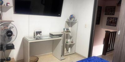 ? Venta Casa Económica en Puertas del Sol, Manizales | Confort y Funcionalidad

Descubre esta acogedora casa en Puertas del Sol, ideal para quienes buscan comodidad y un diseño práctico en una ubicación tranquila.

? Características Principales:


 Área privada: 57 m².
 Habitaciones: 2, incluyendo una principal con vestier.
 Baños: 2, uno social y otro en la zona privada.
 Estrato: 3.


✨ Detalles Destacados:


 Antejardín terminado y techado, perfecto como espacio adicional o para decoración.
 Sala acogedora con baño social.
 Cocina integral moderna y funcional.
 Patio techado con zona de ropas.
 Amplio pasillo que conecta las habitaciones.
 Calentador de gas para mayor confort.


? Ubicación Estratégica:


 Zona residencial tranquila, ideal para familias.
 Cerca de servicios esenciales, colegios y transporte público.


? Lista para Mudarte:
Esta casa está completamente terminada y lista para ser tu nuevo hogar. ¡Aprovecha esta excelente oportunidad de inversión!

? Contáctanos para más información o para agendar una visita. ?✨


 
