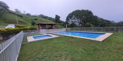 Lote en Venta en Las Margaritas, Manizales ?✨

? Ubicación privilegiada: A solo 3 minutos de la Autopista Pacífico 3, con fácil acceso a Manizales, Pereira y cerca de Santágueda.

Área total: 3.650 m² 
Conjunto cerrado con seguridad y naturaleza en su máximo esplendor.

Zonas sociales exclusivas:


 4 piscinas (2 para adultos y 2 para niños)
 Zona BBQ y juegos infantiles 
 Bosque nativo, árboles frutales y senderos ecológicos 


? Vistas panorámicas y ambiente campestre con todas las comodidades. ¡Construye la casa de tus sueños en un entorno único! ?


 
