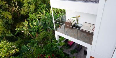 Casa campestre en Vereda Arenillo Manizales

Oportunidad para disfrutar de un entorno natural con terrazas y árboles frutales, sin cuota de administración. Este condominio de cuatro casas ofrece un estilo campestre ideal para familias, que combina espacios interiores amplios y zonas de esparcimiento.

Descripción de la propiedad

En el primer piso se encuentran sala, comedor, cocina, baño social, habitación uno con baño, habitación dos con baño y terraza conectada al jardín.

En el segundo piso la habitación principal dispone de baño, sala de estar y terraza privada.

En el exterior de la casa se encuentra la zona de lavandería, depósito y área de bbq que complementan la funcionalidad de la vivienda.

Descripción del entorno y acceso

La Vereda Arenillo ofrece un ambiente tranquilo. En el jardín encuentras árboles de yuca, naranja, mandarina, guayaba peruana y plátano.

El parqueadero cuenta con ocho cupos descubiertos y dos cubiertos, y el acceso pavimentado facilita la conexión con Manizales.

El Centro de Manizales se encuentra a solo 10 minutos. 

Contáctanos

Escríbenos por WhatsApp para agendar tu visita y conocer todos los detalles de esta casa campestre en Vereda Arenillo Manizales.

Nuestro equipo te brindará asesoría cercana y acompañamiento en cada paso.


 
