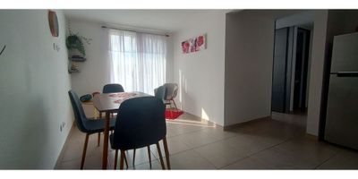 Apartamento en Venta en La Capilla, Villamaría

Disfruta de la comodidad y seguridad en este moderno apartamento, ubicado en un sector tranquilo y de fácil acceso. Con un diseño funcional y espacios bien distribuidos, es ideal para quienes buscan calidad de vida en un entorno residencial.

Distribución y Comodidades: Cuenta con tres habitaciones, dos baños, sala-comedor, cocina, zona de lavandería y balcón con vista panorámica. Incluye calentador a gas, doble ventana y citófono para mayor comodidad.

Zonas Comunes y Seguridad: El edificio ofrece vigilancia 24/7, ascensor, parqueaderos comunales, salón comunal, zonas deportivas, área social y juegos infantiles. Además, cuenta con acceso pavimentado y transporte público cercano.

Ubicación Privilegiada: Sobre vía principal, con excelentes rutas de acceso y en un entorno residencial con zonas verdes, árboles frutales y planta eléctrica.

Un espacio ideal para vivir con tranquilidad y confort. Contáctanos para más información y agenda tu visita.


 
