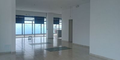 ? ¡Local en Venta en Chipre, Manizales! ?

Oportunidad única para tu negocio en una de las zonas más emblemáticas de Manizales. Este local en el último piso de un moderno edificio ofrece una ubicación privilegiada con una espectacular vista panorámica.

? Espacio Amplio y Funcional: Con 100 m² de área privada, este local en el piso 11 cuenta con un baño auxiliar y grandes ventanales que brindan luz natural y una vista inigualable.

? Comodidades y Servicios: Equipado con agua, electricidad, gas domiciliario y acceso pavimentado, asegurando todas las facilidades para operar tu negocio con comodidad.

? Ubicación Estratégica: Situado sobre vía principal, con fácil acceso al transporte público y en una zona de alto flujo peatonal, combinando ambiente residencial y comercial.

? Extras Destacados: Ubicación exterior, terraza con zona de BBQ, acceso para discapacitados y vigilancia, ideal para un concepto gastronómico, coworking o cualquier negocio con enfoque exclusivo.

¡Aprovecha esta excelente oportunidad! Contáctanos para más información y agenda tu visita. ?


 
