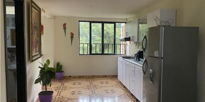 ? Casa con Renta en Venta en La Sultana, Manizales

¡Oportunidad única! Esta casa en el sector de El Vergel, en La Sultana, te ofrece 3 pisos de espacio y múltiples opciones de renta, ideal para invertir o vivir.

? Distribución y Espacios
Con un área privada de 220 m² y un terreno de 90 m², la casa cuenta con 3 niveles perfectamente distribuidos:


 Primer Nivel: Apartamento con 2 alcobas, baño completo con división en vidrio templado, sala-comedor, cocina semi-integral, garaje y patio de ropas.
 Segundo Nivel: Apartamento con 3 alcobas, sala-comedor, baño completo, cocina semi-integral y zona de ropas.
 Tercer Nivel: Apartaestudio en obra gris, listo para adaptarlo a tus necesidades.


? Comodidades Adicionales
Incluye garaje y la cimentación está preparada para un piso adicional.

? Ubicación y Accesibilidad
Estrato 3 y en una zona tranquila, cerca de todo lo que necesitas. Perfecta para rentar o para una familia que busque más espacio.

¡Contáctanos y agenda tu visita a esta excelente propiedad con renta!


 
