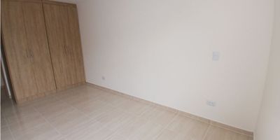 Apartamento en Venta en El Crucero, Villamaría

Amplio y bien distribuido, este apartamento en segundo piso ofrece un espacio cómodo y funcional para toda la familia.

Distribución y Características:
Cuenta con tres habitaciones, incluyendo la principal con vestier y baño privado, además de un baño auxiliar. La sala comedor se integra con una cocina funcional, y el estudio ofrece un espacio ideal para trabajo o estudio en casa.

Comodidades y Beneficios:
Sus amplios ventanales garantizan excelente iluminación y ventilación natural. Además, la zona de lavandería brinda mayor practicidad en el hogar. Existe la opción de adquirir parqueadero por un valor adicional de $20 millones.

Ubicación Estratégica:
Situado en un sector con acceso a transporte público, zonas comerciales y deportivas, lo que garantiza una excelente calidad de vida.

Si buscas un apartamento amplio, bien ubicado y con todas las comodidades, ¡contáctanos para más información y agenda tu visita!


 
