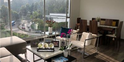 Apartamento en Venta en El Trébol, Manizales

Descubre este hermoso apartamento con una vista espectacular al atardecer, ubicado en el piso 10 de la Torre B. Su diseño moderno y sus amplios espacios lo convierten en el hogar ideal para quienes buscan confort y exclusividad.

Espacios y Comodidades: Cuenta con tres alcobas, cada una con excelente iluminación, tres baños, una amplia sala comedor y una cocina integral con acabados de alta calidad. Además, dispone de un cuarto de lavado independiente para mayor comodidad.

Parqueaderos y Almacenamiento: El apartamento incluye dos parqueaderos cubiertos y un depósito, brindando espacio adicional para almacenamiento.

Ubicación y Entorno: Ubicado en una de las zonas más exclusivas de Manizales, en un sector de estrato 6, con fácil acceso a vías principales, comercios y servicios.

Si buscas un hogar con vista privilegiada y excelente distribución, este apartamento en El Trébol es una oportunidad única. Contáctanos para más información y agenda tu visita.


 
