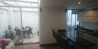 ? Apartaestudio Dúplex en Venta en Palogrande, Manizales

? Ubicación Privilegiada y Diseño Moderno
Este apartamento dúplex de 63 m² es ideal para quienes buscan comodidad, diseño y una excelente ubicación en una de las zonas más exclusivas de la ciudad.

? Distribución y Características
Primer nivel: Sala-comedor, cocina integral con barra estilo americano, baño social y una amplia terraza.
Segundo nivel: Habitación con vestier y baño privado.

Suelos en cerámica y laminado, armarios empotrados y despensa.

? Comodidades y Beneficios


 Admite mascotas.
 Portería y recepción para mayor seguridad.
 Área social y sala de usos múltiples.
 Ubicación exterior con excelente iluminación.


? Entorno y Accesibilidad

Cerca de: centros comerciales, parques, gimnasio, zona comercial y centro médico.
Fácil acceso a transporte público.

? ¡Hazlo tuyo hoy mismo! Contáctanos para más información.


