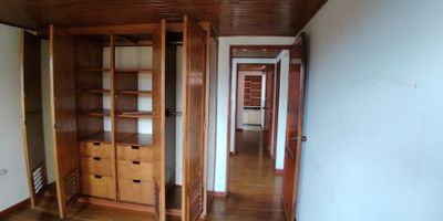 ? Casa Esquinera en Venta en Los Álamos, Manizales

¡Una oportunidad única para disfrutar de una amplia casa familiar en una ubicación estratégica de Los Álamos!

? Espacios Generosos y Funcionales: Con 75 m² de área privada, esta casa de 2 plantas ofrece 4 habitaciones, 2 baños, una sala cómoda y un comedor auxiliar. Ideal para familias que buscan espacio y comodidad.

? Diseño y Comodidades: El piso superior en madera y el inferior en cerámica aportan estilo y calidez. Cuenta con armarios empotrados, calentador, y una terraza amplia perfecta para disfrutar de la vista panorámica y reuniones sociales.

? Parqueadero Seguro: Incluye un parqueadero cubierto ubicado en un edificio continuo, garantizando seguridad y comodidad para tu vehículo.

? Ubicación Estratégica: Situada en una esquina sobre vía principal, con fácil acceso a transporte público, parques y una zona residencial tranquila, ideal para disfrutar de la vida en familia.

¡Haz de esta casa tu hogar o inversión ideal en Manizales! Contáctanos para más información o programar una visita. ?


 
