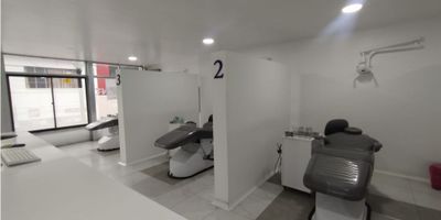? Venta de Local Comercial en el Centro de Manizales | ¡Ideal para tu Negocio!

Este amplio local comercial es una excelente oportunidad para empresarios y profesionales que buscan un espacio estratégico en el corazón de Manizales. Perfecto para consultorios médicos o cualquier actividad comercial gracias a su diseño funcional y ubicación privilegiada.

? Características del Local:


 Área privada: 226 m².
 Distribución: 6 consultorios, 3 baños, y despensa.
 Garajes: Espacio para 2 vehículos.
 Piso: 2, con fácil acceso.


? Comodidades y Ventajas:


 Suelo en cerámica para fácil mantenimiento.
 Ventanas dobles que proporcionan iluminación natural.
 Servicios públicos independientes.


? Ubicación Estratégica:


 En una vía principal del centro de la ciudad, con acceso pavimentado.
 Cerca de centros comerciales, colegios, universidades y transporte público.
 Ideal para un centro médico, oficinas o cualquier tipo de comercio que necesite visibilidad y accesibilidad.


? Opción de Renta o Venta:
Adquiere este local para inversión o renta. ¡Una oportunidad que no puedes dejar pasar!

? Contáctanos hoy mismo para más información o agendar una visita. Tu próximo proyecto tiene un lugar perfecto aquí. ?✨


 
