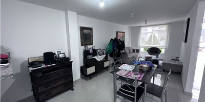 ¡No pierdas la oportunidad de tener tu propio hogar en un lugar privilegiado! 

Se vende esta encantadora CASA en Conjunto Cerrado, ubicada en Villamaría por tan solo $330.000.000. Con una superficie construida de 104 M2, esta casa ofrece todo lo que necesitas para vivir cómodamente:


 3 habitaciones: Espaciosas y confortables, ideales para toda la familia.
 3 baños: Con comodidades modernas y funcionalidad.
 Garaje: Incluye un espacio para tu vehículo, garantizando seguridad y comodidad.
 Distribución inteligente: Sala, comedor, cocina semi integral, balcón y zona de ropas distribuidas en 2 niveles para maximizar el espacio.
 Áreas verdes: Disfruta del entorno natural y tranquilo del conjunto cerrado, rodeado de árboles frutales y zonas verdes.
 Zonas sociales: Acceso a cancha de fútbol, zona infantil y otras áreas recreativas para el disfrute de toda la familia.
 Seguridad: Urbanización cerrada con vigilancia las 24 horas, circuito cerrado de TV y acceso pavimentado.


¡Esta casa es el lugar perfecto para crear recuerdos inolvidables con tus seres queridos! No esperes más y contáctanos para agendar una visita.

¡Tu nuevo hogar te espera en este maravilloso conjunto cerrado de Villamaría!


