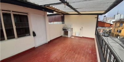 ¡Oportunidad Única! Casa de 3 Pisos en Venta en Linares, Manizales ?

Características Principales:


 Área Construida: 137 M2
 Área Terreno: 47 M2
 Área Privada: 137 M2
 Alcobas: 3
 Baños: 2
 Estrato: 3
 Piso: 3


 

Descripción:

¡Bienvenido a esta encantadora casa de 3 pisos en el corazón de Linares, Manizales! Con una distribución inteligente y acabados de calidad, esta propiedad es perfecta para aquellos que buscan un hogar acogedor en una ubicación conveniente. Con un área construida de 137 metros cuadrados y distribuida en tres niveles, esta casa ofrece espacio y comodidad para toda la familia.

Distribución:


 Tercer Piso: Amplia terraza ideal para reuniones familiares y disfrutar del aire libre.
 Segundo Piso: Sala de estar, baño completo y 3 acogedoras habitaciones con clósets y pisos de madera flotante.
 Primer Piso: Baño completo, cocina semi integral, sala comedor y un local comercial, todo con elegantes pisos de retal de mármol.


¿Eres un inversionista? Estas son las rentas que podrás aprovechar


 Renta de la Casa: $1.300.000
 Renta del Local: $550.000


¡No Pierdas Esta Oportunidad!

¡Contáctanos hoy mismo para programar una visita y conocer más sobre esta increíble casa en Linares!

¡No dejes pasar la oportunidad de asegurar tu nuevo hogar en una de las zonas más buscadas de Manizales! ??


