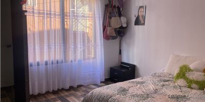 ? Venta Casa con Renta en La Pradera, Villamaría | Casa en Venta

Excelente oportunidad de inversión en La Pradera, Villamaría. Esta propiedad multifamiliar ofrece múltiples posibilidades con dos casas de cuatro niveles cada una y un apartaestudio independiente, lo que la convierte en una opción perfecta para quienes buscan un inmueble con potencial de renta.

? Detalles del Inmueble:


 Propiedad Multifamiliar: 2 casas de 4 niveles cada una y 1 apartaestudio independiente.


Cada casa está distribuida de la siguiente manera:


 Primer Nivel: Sala, cocina semi-integral y baño social.
 Segundo Nivel: 1 alcoba con baño completo.
 Tercer Nivel: 2 alcobas adicionales.
 Cuarto Nivel: Terraza con patio de ropas, ideal para disfrutar de un espacio al aire libre.


Además, la propiedad incluye un apartaestudio independiente que ofrece una opción adicional de renta.

? Oportunidad de Inversión: Esta casa con renta es una opción perfecta para quienes buscan generar ingresos adicionales a través del arriendo de las unidades. Su distribución en niveles proporciona privacidad y funcionalidad, mientras que la terraza y el patio de ropas añaden valor y comodidad.

?️ Ubicación y Comodidades: Ubicada en una zona residencial de La Pradera, Villamaría, esta propiedad ofrece un ambiente tranquilo y seguro, con fácil acceso a servicios y transporte público.

¡No pierdas la oportunidad de adquirir esta versátil propiedad en La Pradera, Villamaría! Contáctanos para más detalles y para agendar una visita.


