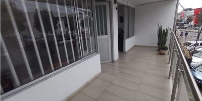? ¡Casa con renta en venta en Av Santander | Vendo casa por Versalles!

Aprovecha esta increíble oportunidad de inversión en una de las zonas más prestigiosas de Manizales. Esta casa de 5 niveles, estratégicamente ubicada en la Av Santander, está dividida en 4 apartamentos y un local comercial, ofreciendo una excelente rentabilidad.

? Espacios Amplios y Versátiles: Con un área construida de 472 m² y un área de terreno de 243 m², esta propiedad se destaca por su amplia distribución y versatilidad.

? Distribución de la Casa:


 
 Apartamento 1: Ubicado en el tercer piso, cuenta con 3 habitaciones con closet, 2 baños completos, cocina integral, sala comedor y un área de 102 m².
 
 
 Apartamento 2: Situado en el segundo piso, es similar al Apartamento 1 pero con un área de 109 m².
 
 
 Apartamento 3: En el primer piso, dispone de 3 habitaciones con closet, 2 baños completos, cocina integral, sala comedor y un área de 76 m².
 
 
 Local Comercial: También en el primer piso, tiene un área de 47 m², un baño, con agua compartida y luz independiente.
 
 
 Apartamento 4: Ubicado en el nivel -1, cuenta con una sala comedor, 2 habitaciones con closet, un baño completo y un área de 50.3 m². Además, incluye un parqueadero de 32 m² para dos vehículos.
 
 
 Nivel -2: Zona de ropas de 17.2 m² y un patio de 11.8 m², perfecto para momentos de esparcimiento y relax.
 


? Comodidades y Servicios: La casa ofrece todas las facilidades necesarias para una vida cómoda. Incluye agua, electricidad, gas domiciliario, calentador, y cuenta con detalles modernos como armarios empotrados, balcón, barra estilo americano y citófono/intercomunicador. Los pisos son de cerámica/mármol, lo que añade un toque elegante a los espacios.

? Ubicación y Acceso: Situada sobre la Av Santander, una de las principales vías de Manizales, esta propiedad está cerca de centros médicos, colegios, universidades y parques. Además, tiene fácil acceso a transpo