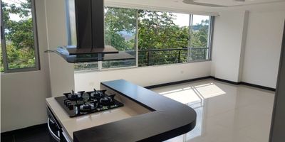 ? ¡Apartamento en Venta en Palermo, Manizales!

Descubre la elegancia y el confort en este espacioso apartamento ubicado en el exclusivo sector de Palermo, ideal para familias que buscan un hogar moderno y bien situado.

? Espacios Generosos: Con un área privada de 104 m², este apartamento cuenta con una distribución excelente que incluye 3 habitaciones, la principal con baño en suite, y 2 baños adicionales para mayor comodidad. La sala comedor se conecta a una cocina integral con isla y comedor auxiliar, perfecta para reuniones y cenas familiares.

? Comodidades del Apartamento: Disfruta de un balcón con vista panorámica y acabados de lujo que incluyen pisos en cerámica/mármol, armarios empotrados y doble ventana para un mejor aislamiento acústico. Además, cuenta con calentador, citófono/intercomunicador y barra estilo americano en la cocina.

? Estacionamiento y Seguridad: El apartamento incluye un garaje cubierto y el edificio está equipado con vigilancia, circuito cerrado de TV, portería y acceso pavimentado, garantizando la seguridad y tranquilidad de sus residentes.

?️‍♂️ Áreas Comunes: Situado en un edificio con ascensor y excelentes accesos, este apartamento se encuentra cerca de centros comerciales, colegios, universidades y parques, ofreciendo una ubicación privilegiada sobre una vía principal y con fácil acceso al transporte público.

? Ideal para Mascotas: Este apartamento admite mascotas, haciendo de él un hogar perfecto para toda la familia, incluyendo tus compañeros de cuatro patas.

? Ubicación Estratégica: Ubicado en un quinto piso desde el garaje y un tercer piso desde el exterior, este apartamento ofrece una vista espectacular y una excelente ventilación, situado en una zona residencial de alto nivel, cercana a todos los servicios necesarios.

¡No pierdas la oportunidad de vivir en un apartamento de lujo en Palermo, Manizales! Contáctanos hoy mismo para más información y para programar una