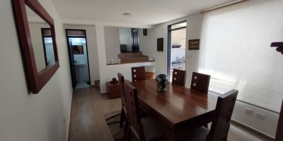 ? Venta Casa en Alcázares, Manizales | Casa de 3 Habitaciones en Venta

¡Descubre esta espectacular casa de 4 niveles en Alcázares, Manizales! Diseñada para brindar comodidad y espacio, esta propiedad es ideal para quienes buscan un hogar amplio y bien distribuido.

Distribución por Niveles:


 Nivel 1: Comedor con cocina semi integral, un amplio patio de ropas y un baño social sin ducha.
 Nivel 2: Amplio garaje y una sala acogedora, perfectos para el descanso familiar.
 Nivel 3: Una habitación con closet, un baño completo con división en vidrio templado y un pequeño hall que conecta los espacios.
 Nivel 4: Dos habitaciones amplias con closets empotrados. Una de ellas cuenta con un balcón, y la habitación principal dispone de un baño privado amplio, también con división en vidrio templado.


Oportunidad de Permuta: Esta propiedad acepta permuta por una casa o apartamento de menor valor, brindándote flexibilidad para ajustar tu inversión según tus necesidades.

¡No pierdas esta oportunidad! Vive en una zona tranquila y bien conectada, con todas las comodidades que necesitas. Contáctanos para más detalles y para agendar una visita.



