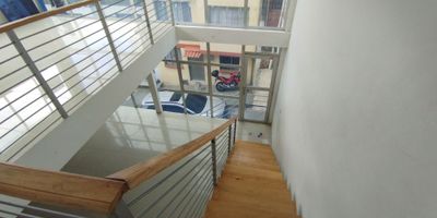 ? Venta Casa con Renta en Villa Juanita, Villamaría | Inversión Inteligente ?

¿Buscas una propiedad que combine comodidad y rentabilidad? Esta casa de 3 pisos es ideal para quienes desean generar ingresos adicionales mientras disfrutan de un espacio propio.

? Detalles de la Propiedad:


 Área del Terreno: 265 m².
 Área Construida: 96 m².
 Estrato: 3.


? Distribución por Niveles:
? Primer Piso (Apartamento 1):


 2 habitaciones cómodas.
 1 baño completo.
 Sala-comedor.
 Cocina semi-integral.
 Patio de ropas.


? Segundo y Tercer Piso (Apartamento Dúplex):


 3 habitaciones, 2 con vestier.
 3 baños completos.
 Sala-comedor amplia.
 Cocina integral moderna.
 Zona de ropas independiente.


✨ Características Adicionales:


 Ideal para generar ingresos con renta.
 Excelente distribución y espacios iluminados.
 Ubicada en una zona tranquila y residencial.


? Ubicación Estratégica:


 Fácil acceso a transporte público.
 Cerca de zonas comerciales, colegios y parques.


? Invierte en una propiedad que te brinda comodidad y rentabilidad. Agenda tu visita y descubre todo lo que tiene para ofrecerte! ?


 
