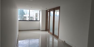 ? ¡Arriendo Oficina en Avenida Paralela, Manizales! | Oficina en Excelente Ubicación

Establece tu negocio en esta amplia oficina ubicada en el reconocido edificio Capitalia en la Avenida Paralela. Ideal para quienes buscan una ubicación estratégica y cómoda en el corazón comercial de Manizales.

? Espacio Funcional:
Con un área privada de 38.3 m², esta oficina ofrece una distribución versátil, ideal para cualquier tipo de negocio. Ubicada en el noveno piso, disfrutarás de vistas despejadas y una atmósfera de trabajo tranquila.

? Comodidades y Acceso:


 Edificio con ascensor para mayor comodidad.
 Garaje incluido, asegurando fácil acceso para ti y tus clientes.


? Entorno y Ubicación:
Situada en una zona estratégica con acceso pavimentado, rodeada de centros comerciales, instituciones educativas y centros médicos. Además, el edificio cuenta con circuito cerrado de TV, brindando seguridad adicional.

¡Contáctanos para más información y asegura esta oficina en uno de los sectores más cotizados de Manizales!


