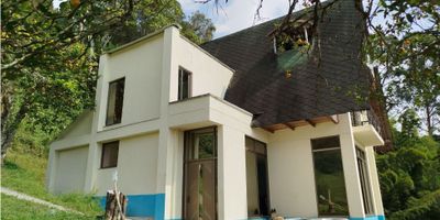 ? Venta Casa Campestre en Vereda El Arroyo, Villamaría

Descubre esta espectacular casa campestre de 3 niveles ubicada en un entorno natural envidiable, perfecta para quienes buscan tranquilidad, amplitud y contacto con la naturaleza sin alejarse demasiado de la ciudad.

? Características Generales:


 Área de Terreno: 840 m²
 Área Privada: 200 m²
 Habitaciones: 3
 Baños: 2
 Estrato: 3


? Entorno y Naturaleza: Rodeada de árboles frutales como limón, naranja y mandarina, esta propiedad ofrece un ambiente natural lleno de vida. Además, cuenta con zonas verdes, un jardín amplio y espacio para camping, ideal para disfrutar al aire libre y compartir momentos en familia o con amigos.

? Distribución de la Casa:


 
 Primer Nivel: Al ingresar, encontrarás un kiosko acogedor y un cuarto útil. El espacio principal tiene una sala amplia, un comedor elevado por tres escalones, una habitación, un baño completo, una cocina integral con barra estilo americano y una zona de lavandería.
 
 
 Segundo Nivel: El piso está revestido con madera laminada, y cuenta con dos habitaciones, un baño adicional y acceso mediante escaleras a un tercer nivel desde una de las habitaciones.
 
 
 Tercer Nivel: En el nivel superior se encuentra la "mesa nini" dentro de la habitación principal, que añade un toque especial a esta casa.
 


? Comodidades Adicionales: La casa dispone de parqueadero para visitantes, depósito y ventanas dobles que proporcionan mayor iluminación y vistas panorámicas espectaculares del paisaje.

? Ideal para un Estilo de Vida Relajado: Con espacios amplios y bien distribuidos, esta casa es perfecta para quienes buscan una vida tranquila rodeada de naturaleza y con todas las comodidades modernas. Además, su ubicación en la vereda El Arroyo garantiza un fácil acceso y proximidad a áreas turísticas.

¡No dejes pasar esta oportunidad! Contáctanos para más información o para programar una visita.


