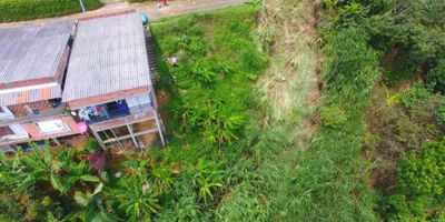 Vendo lote en San Peregrino, vereda Tabor, Cerca a Manizales

☑ Topografía semi - inclinada
☑ Escritura pública
☑ Accesp a servicios públicos
☑ Al borde de la carretera en la vereda Tabor

Ubicado en Manizales, Caldas, se encuentra un hermoso lote de 185 m2 que ofrece lo mejor de la zona. Con vista a un hermoso bosque nativo, está a solo un paso de la zona urbana. Pero además, las vistas a las zonas verdes proporcionan tranquilidad y relajación, al igual que disfrutar de la zona campestre. El lote mide 185 m2, de los cuales 185 m2 están destinados para una construcción privada.

Las posibilidades de construir una residencia en esta ubicación son ilimitadas. Está rodeada de áreas verdes, con una hermosa vista, que ofrece una buena calidad de vida a quienes ahí residan. Serían perfectas para construir un hogar en un lugar lleno de tranquilidad, sin dejar de disfrutar de todas las comodidades que ofrece la civilización.

No solo es una compra excelente para quienes quieran vivir plácidamente lejos de la ciudad, es también una oportunidad de inversión. El mercado inmobiliario de Manizales, Caldas, es conocido por su estabilidad y rentabilidad, por lo que comprar este lote podría ser una excelente decisión tanto a corto como a largo plazo.

 

? Toca aquí para contactarnos
