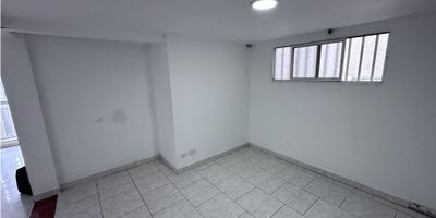 ¡Tu refugio familiar en La Argentina!

Descubre un espacio acogedor y lleno de posibilidades en este cómodo apartamento de 68 m² en el tradicional barrio La Argentina de Manizales.

Este apartamento te ofrece:


 2 habitaciones perfectas para el descanso y la privacidad de tu familia.
 1 baño completo con modernos acabados.
 Cocina sencilla donde podrás preparar deliciosas comidas para compartir.
 Amplia sala comedor ideal para disfrutar de momentos en familia.
 1 closet para organizar tus pertenencias.
 Zona de lavandería para tu comodidad.


El edificio te brinda:


 Acceso pavimentado para mayor facilidad de llegada.
 Parqueadero para visitantes para tus invitados.
 Cancha de fútbol para el entretenimiento de los más pequeños.
 Ubicación estratégica sobre vía principal, cerca de colegios, universidades, transporte público y zonas comerciales.
 Zonas deportivas para practicar tu deporte favorito.
 Tranquilidad y seguridad en un entorno familiar.


Este apartamento es ideal para:


 Familias que buscan un espacio cómodo y propio para vivir.
 Personas que buscan una buena inversión en un sector tradicional de Manizales.
 Parejas que buscan iniciar un nuevo hogar.


¡No pierdas la oportunidad de vivir en un lugar con todo lo que necesitas!

Contáctanos hoy mismo y agenda una visita.


 

¡Te esperamos!

Palabras clave:


 Apartamento en venta La Argentina Manizales
 Apartamento 2 habitaciones La Argentina
 Apartamento con zona de lavandería La Argentina
 Apartamento en edificio La Argentina
 Apartamento cerca de colegios y universidades La Argentina


 

#Manizales #LaArgentina #Apartamento #Venta #Inmobiliaria #Oportunidad #Cómodo #Familiar #Tradicional #Inversión #Tranquilidad #Seguridad
