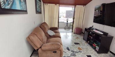 ? Casa de 4 Niveles en VENTA en La Francia | Vendo Casa en Manizales

¡Descubre esta espectacular casa de 4 niveles en venta, ubicada en el exclusivo barrio La Francia de Manizales! Ideal para quienes buscan un hogar amplio, moderno y con excelentes comodidades.

? Espacios Generosos y Bien Distribuidos Con un área construida de 190 m² y un terreno de 55 m², esta casa ofrece espacios amplios y funcionales para una vida cómoda y lujosa.

?️ Habitaciones y Baños Dispone de 3 habitaciones amplias, todas con clósets empotrados. La habitación principal incluye un vestier. Además, cuenta con 2 baños completos y 1 baño social, garantizando comodidad y privacidad para toda la familia.

? Áreas de Estudio y Entretenimiento La casa incluye un estudio ideal para trabajar desde casa o para momentos de lectura. También cuenta con una amplia sala-comedor y un hall de bienvenida, perfectos para recibir visitas y disfrutar en familia.

?️ Cocina y Zonas de Servicio La cocina integral con bahía americana está equipada con gas domiciliario y un calentador, ofreciendo todas las facilidades para la vida diaria. La zona de ropas y el patio de ropas son prácticos y funcionales, facilitando las labores domésticas.

? Espacios Exteriores y Adicionales Disfruta de una encantadora terraza y zonas verdes que brindan un entorno natural y relajante. La casa también cuenta con un patio y un depósito para almacenamiento adicional.

? Estacionamiento y Seguridad El parqueadero cubierto asegura la protección de tu vehículo. La urbanización cuenta con portería y vigilancia 24 horas, además de un videoportero, garantizando tranquilidad y seguridad para los residentes.

? Ubicación y Acceso Situada en una zona residencial de estrato 6, esta casa tiene acceso pavimentado y está cerca de parques, zonas verdes y vías principales. La urbanización ofrece salón comunal y zonas deportivas, creando un ambiente ideal para la vida en familia.

? Detall